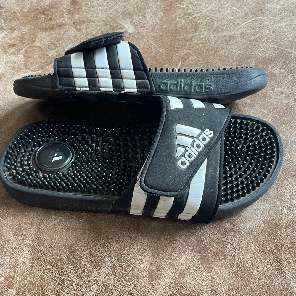 Adidas Boys Black And White Flip Flops. Good Condition. Size 4.